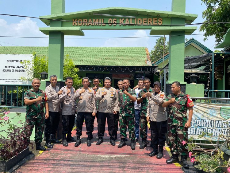 Kapolsek Kalideres Jakarta Barat Sambangi Koramil 06 Guna Pererat Soliditas dan Sinergitas TNI-Polri