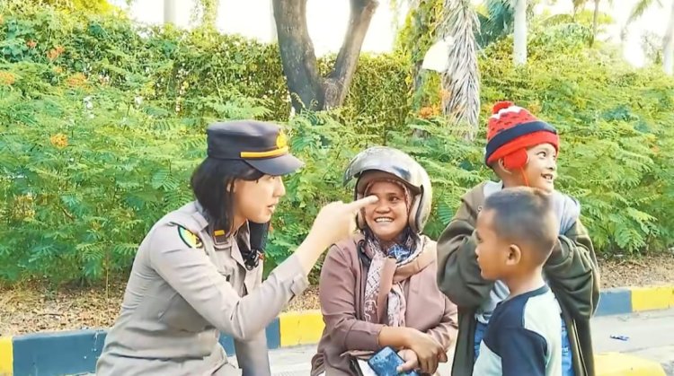 VIRAL! dr Tara Polwan Polres Lampung Selatan FYP di Tik Tok Gegara Ramah Sama Ibu Pemudik di Pelabuhan Bakauheni