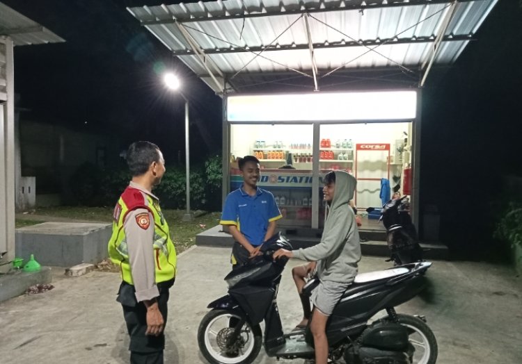 Unit Samapta Polsek Cireunghas,Berikan Teguran Humanis Kepada Pengendara Sepeda Motor Tak Pakai Helm