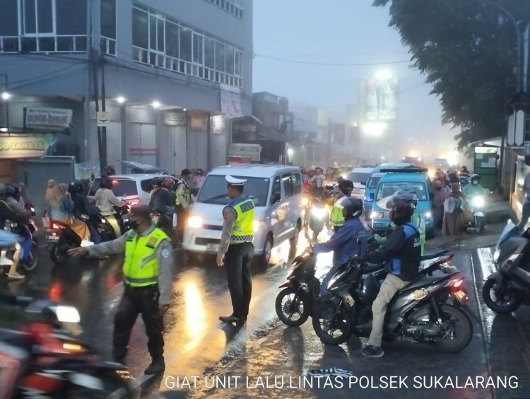 Gatur Lalin Pagi, Polisi Berikan Pelayanan Prima Kepada Masyarakat