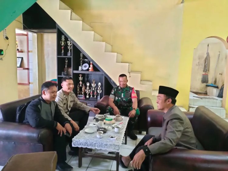 Sinergi Bersama TNI, Kanit Binmas Polsek Sukalarang Laksanakan Giat Sambang