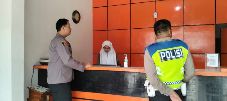 Patroli Siang Polsek Sukalarang Kontrol Kantor Pos Antisipasi Gangguan Keamanan