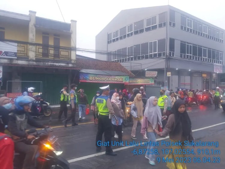 Gatur Lalin Pagi , Polisi Bantu Siswa Sekolah Menyeberang
