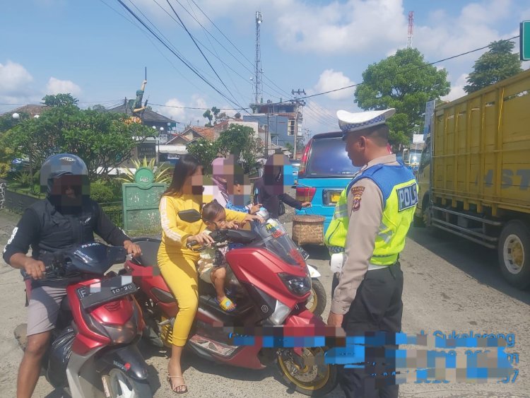 Peduli Keselamatan, Polisi Berikan Teguran Humanis Kepada Pelanggar Lalu Lintas