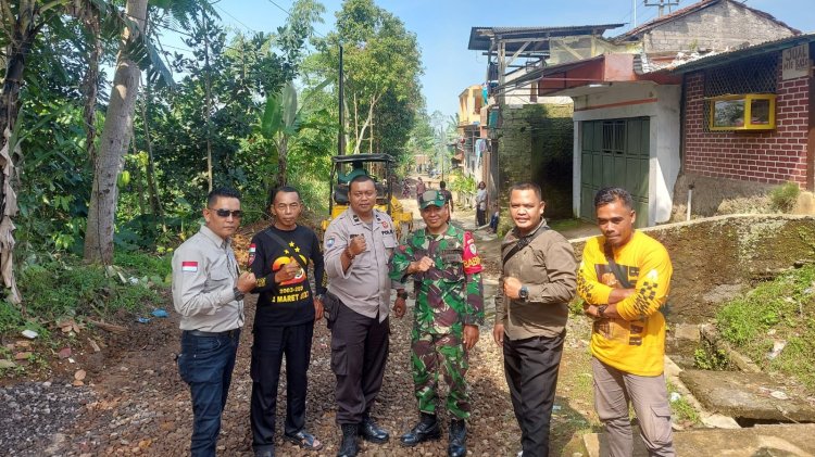 TNI - Polri Melaksanakan Kegiatan Sambang Di Wilayah Desa Binaan