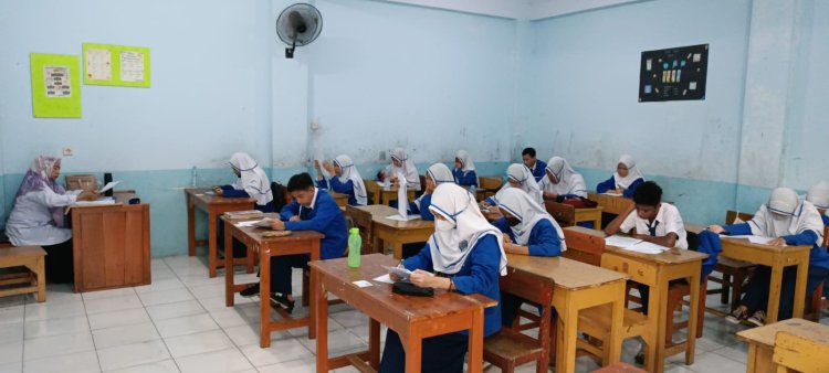 Siswa kelas 7 dan 8 Madrasah Tsanawiyah (Mts) Hidayatullah Kota Bekasi Belajar Di rumah
