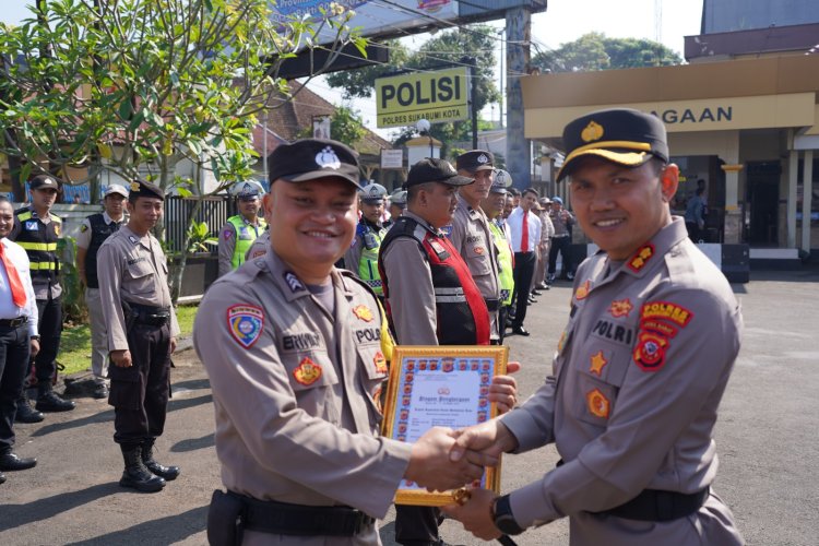 BHABINKAMTIBMAS DESA SUKARAJA POLSEK SUKARAJA RESOR SUKABUMI KOTA TERIMA PIAGAM PENGHARGAAN KAPOLRES SUKABUMI KOTA