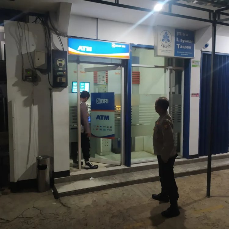 Cegah Kejahatan Perbankan, Personel Polsek Sukalarang Kontrol Mesin ATM