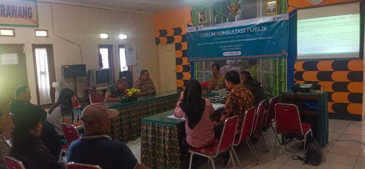 TNI - Polri  Monitoring  Pendataan Regsosek Di Aula Desa Karawang