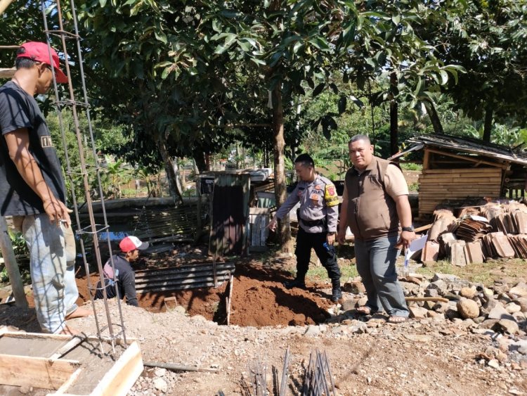 Bhabinkamtibmas Desa Sasagaran dan BPD Sasagaran Melakukan Giat dan Monitoring Terkait Pembangunan Sanimas Sanitasi Masyarakat Program Kementerian PUPR