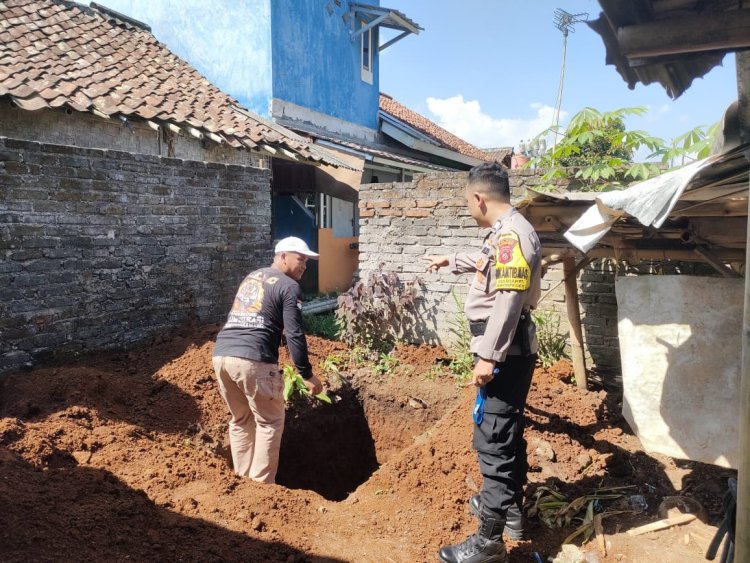 Bhabinkamtibmas Desa Sasagaran dan BPD Sasagaran Melakukan Giat dan Monitoring Terkait Pembangunan Sanimas Sanitasi Masyarakat Program Kementerian PUPR