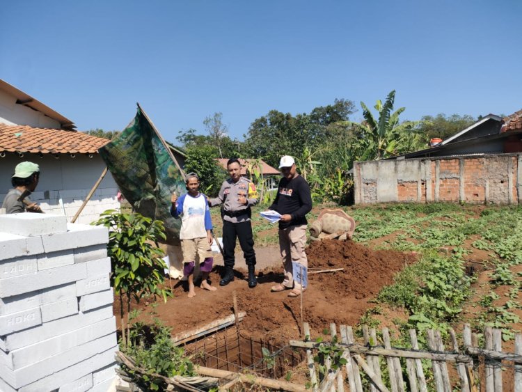 Bhabinkamtibmas Desa Sasagaran dan BPD Sasagaran Melakukan Giat dan Monitoring Terkait Pembangunan Sanimas Sanitasi Masyarakat Program Kementerian PUPR