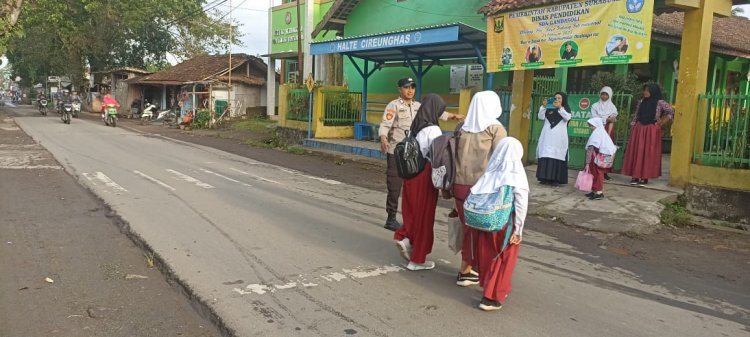 Gatur Lalin Pagi Hari,Bentuk Pelayanan Polsek Cireunghas Kepada Masyarakat