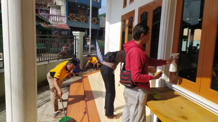 Polsek Kebon Pedes Kerja Bakti Gotong Royong Membersihkan Lingkungan Masjid Jami Al Falah