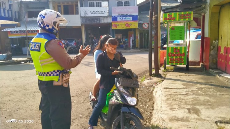 Polisi Berikan Teguran Humanis Kepada Pengendara Yang Tidak Memakai Helm