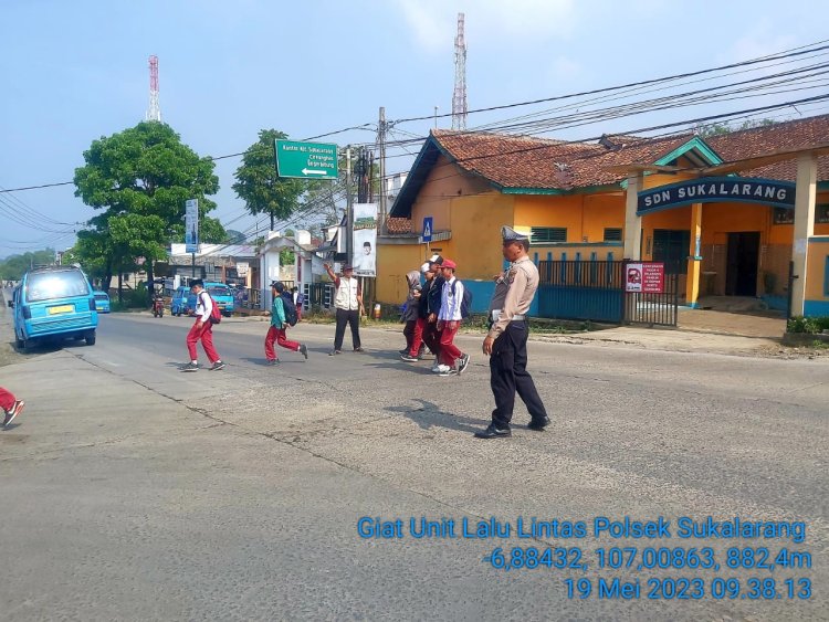 Polisi Bantu Siswa Sekolah Menyeberang Saat Gatur Lalin Pagi