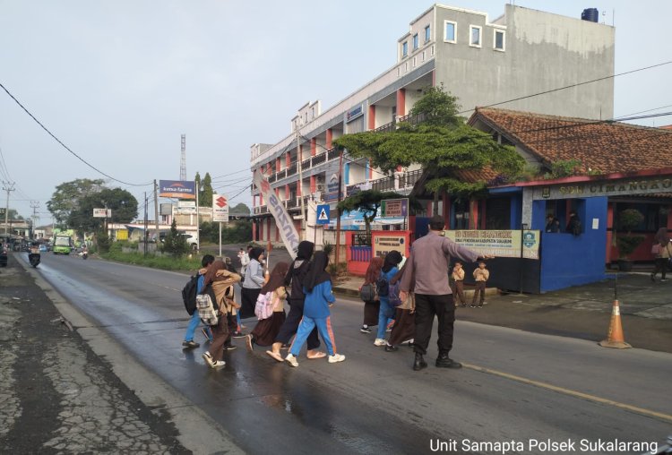 Sambil Gatur Lalin Pagi, Polisi Bantu Siswa Sekolah Menyeberang