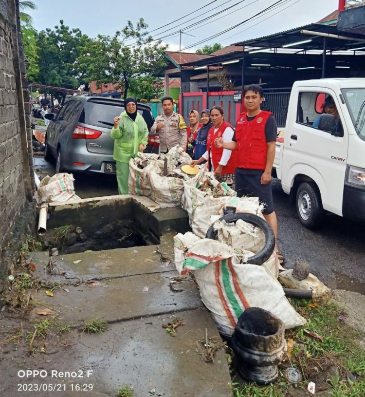 Bhabinkamtibmas Polsek Aertembaga Bersama Satgas Bencana Pateten Kerja Bakti Pasca Hujan Deras