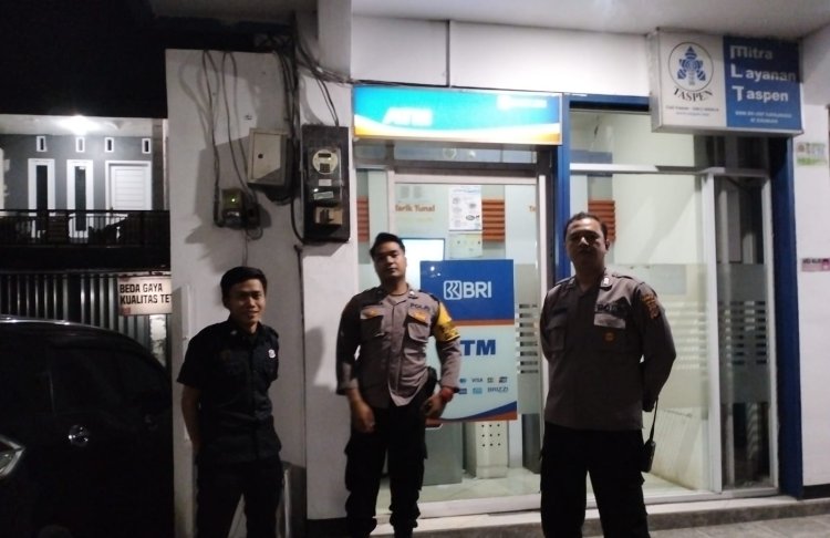 Cegah Kejahatan Perbankan, Personel Polsek Sukalarang Kontrol Mesin ATM