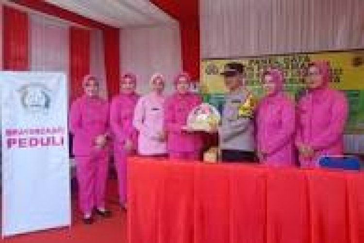 Semangati Anggota, Ibu Kapolres Sukabumi Kota Kunjungi Pospam dan Berikan Bingkisan Kepada Anggota Jaga.