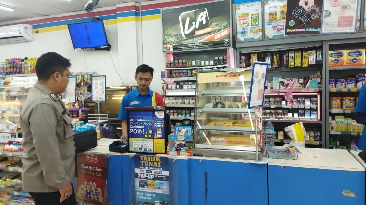 Bhabinkamtibmas Desa Pasirhalang Sambangi Karyawan Indomaret