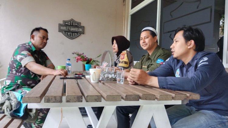 Kompak, Polisi Dan Tni Di Sukabumi Sambangi Warga Serap Informasi Kamtibmas