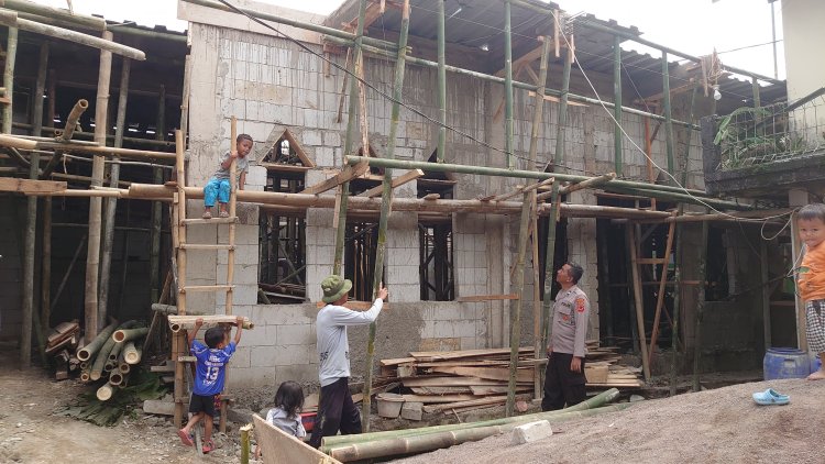 Polisi RW  Polsek Sukabumi Serahkan Bantuan Pasir Pembangunan Masjid