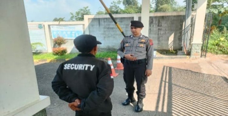 Patroli Terus Ditingkatkan, Anggota Samapta Polsek Sukaraja Berikan Pesan Kepada Security