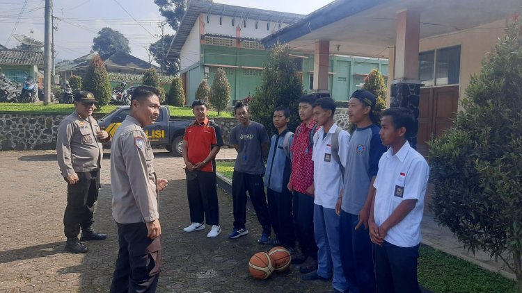 Kapolsek Sukalarang Melaksanakan Binluh Kepada Pelajar SMKN 1 Suaklarang