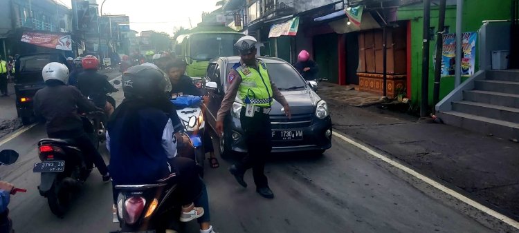 Polisi Rutin Gatur Lalin Pagi Berikan Pelayanan Prima Kepada Masyarakat