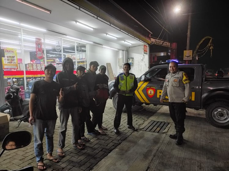 Polsek Sukalarang Berikan Himbauan Kepada Para Remaja Saat Patroli Malam