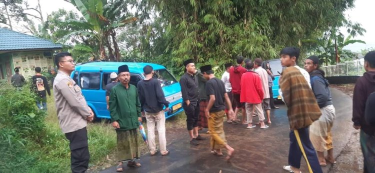 Polisi Melayat Warga Yang Meninggal Dan Turut Ikut Ke Pemakaman Bersama Warga Masyarakat