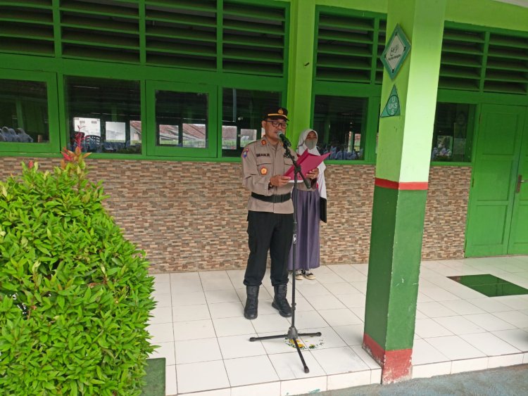 Kapolsek Warudoyong Jadi Pembina Upacara Bendera di SMPN 7 Kota Sukabumi