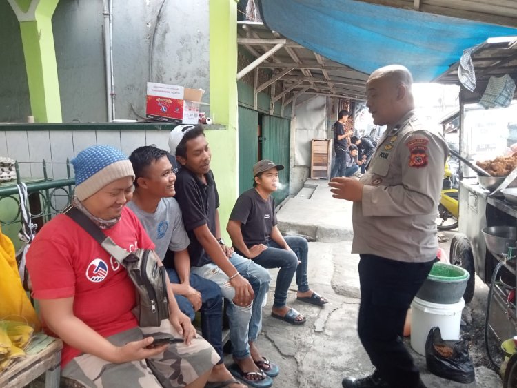 Anggota Samapta Polsek Sukaraja Melaksanakan Patroli Dialogis Dengan Pedagang kaki lima