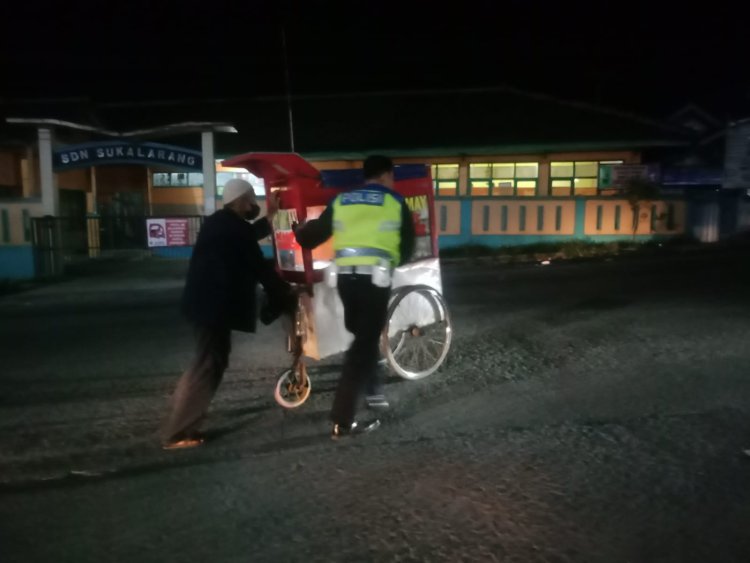 Bantu Dorong Gerobak Penjual Somay Keliling, Bentuk Kepedulian Polisi Kepada Masyarakat