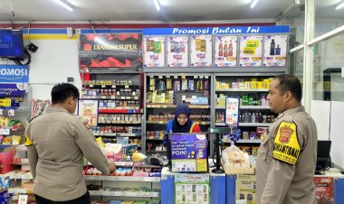 Cegah Kejahatan Malam, Personel Patroli Polsek Sukalarang Patroli Ke Minimarket