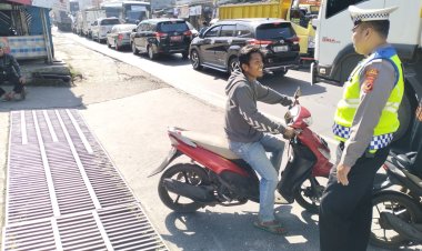 Unit Lantas Polsek Sukalarang Sampaikan Teguran Humanis Kepada Pelanggar Lalulintas
