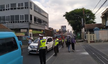 Berikan Pelayanan Prima Kepada Masyarakat, Polisi Rutin Gatur Lalin Pagi