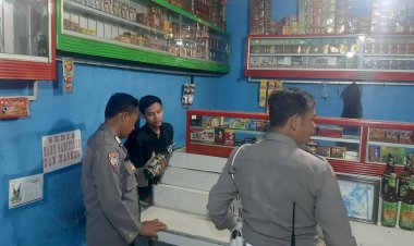 Dalam Rangka Menjaga Kondusifitas Di Wilkum Polsek Sukalarang, Polisi Razia Miras