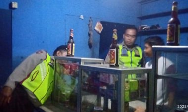 Operasi Pekat, Polsek Sukalarang Gencarkan Razia Miras Ke Kios Jamu