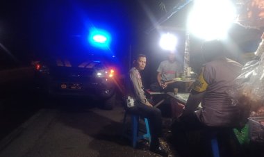 Polisi Beri Rasa Aman ke Pedagang Saat Laksanakan Patroli Malam