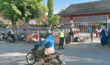 Anggota Polsek Cireunghas Polres Sukabumi Kota, Laksanakan Pelayanan Gatur Lalin