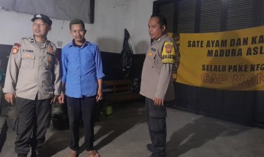Patroli Dialogis Malam Hari Polisi Beri Himbauan Kamtibmas Kepada Pedagang