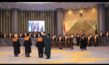 KETUA MAHKAMAH AGUNG MENGAMBIL SUMPAH DAN MELANTIK 3 HAKIM AGUNG
