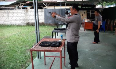 Tingkatkan Kemampuan dan Keterampilan, AKBP Tommy Souissa Lakukan Latihan Menembak