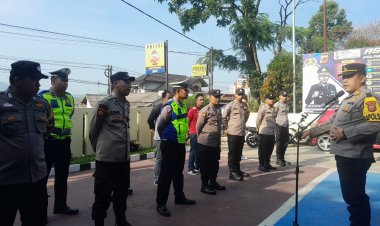 Kapolsek Sukalarang  Sampaikan Arahan Kepada Anggota Saat Apel Pagi