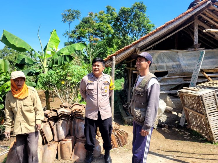 Jaga Wilayah Binaan Kondusif, Bhabinkamtibmas Desa Sukalarang Giatkan Sambang