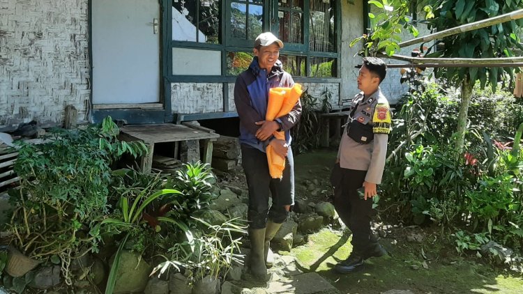 Bhabinkamtibmas Desa Perbawati Mempererat Tali Silaturahmi Dengan Sambang