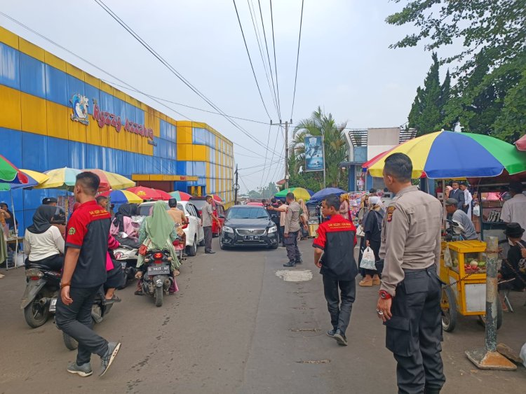 Anggota Polsek Sukabumi Lakukan Pengamanan Dan Pengaturan Arus Lalu Lintas