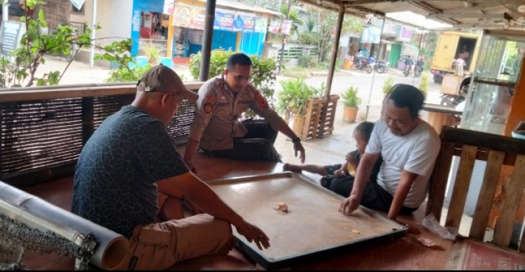 Sambangi Warga, Anggota Polsek Cireunghas Sampaikan Himbauan Kamtibmas